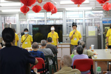 服務人員為長者示範健體操