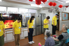 服務人員為長者示範健體操