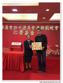 萬眾期待的抽獎環節開始，各幸運兒歡天喜地上台領取獎品。