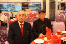 來賓與李一覺會長合照留念。