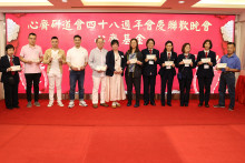 致送紀念品給支持心齋之熱心人士