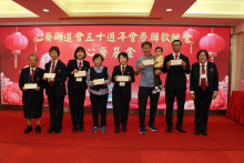 致送紀念品給支持心齋之熱心人士