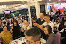 心齋仝人向來賓敬酒的熱鬧情況