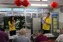 服務人員為長者獻唱時代金曲