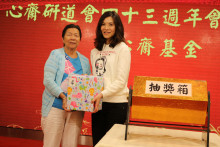 萬眾期待的抽獎環節開始，各幸運兒歡天喜地上台領取獎品。
