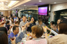 心齋仝人向來賓敬酒的熱鬧情況