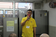 服務人員為長者獻唱時代金曲